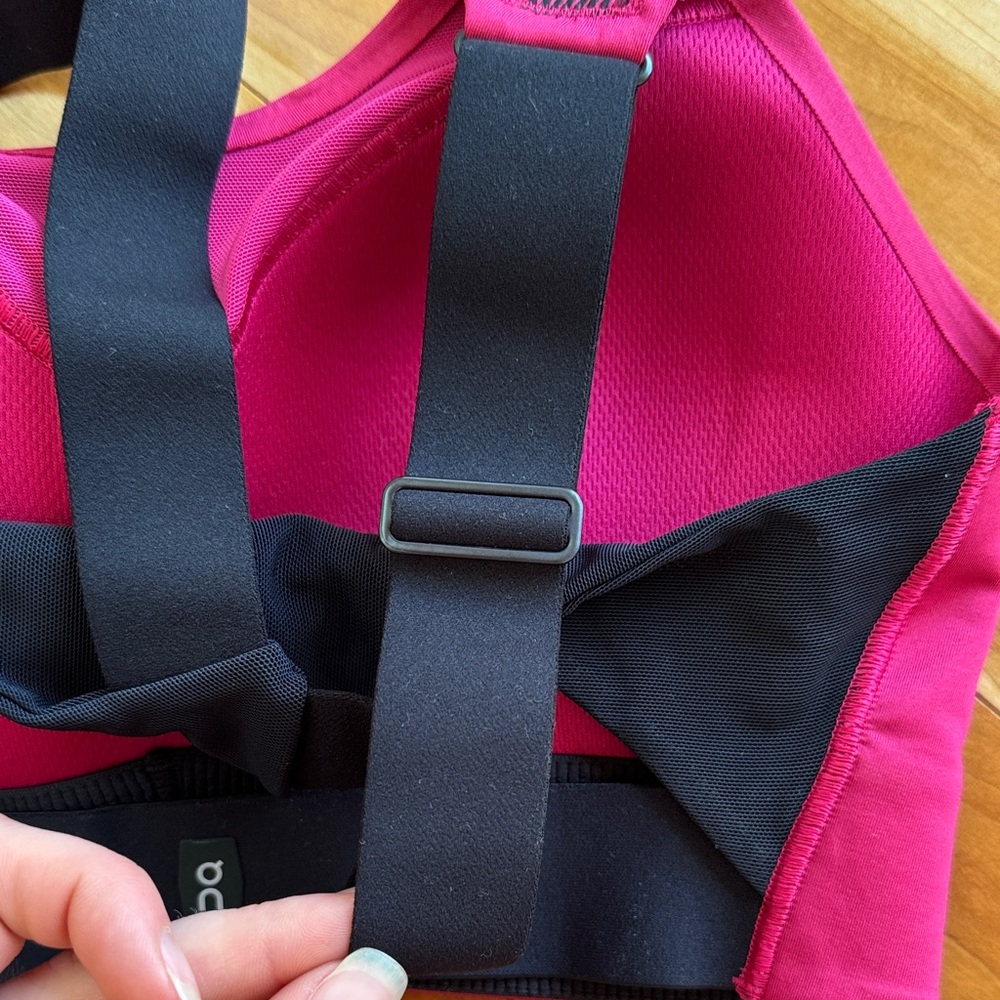 On Running Women's Magenta Performance Sports Bra sz S - Picture 3 of 5
